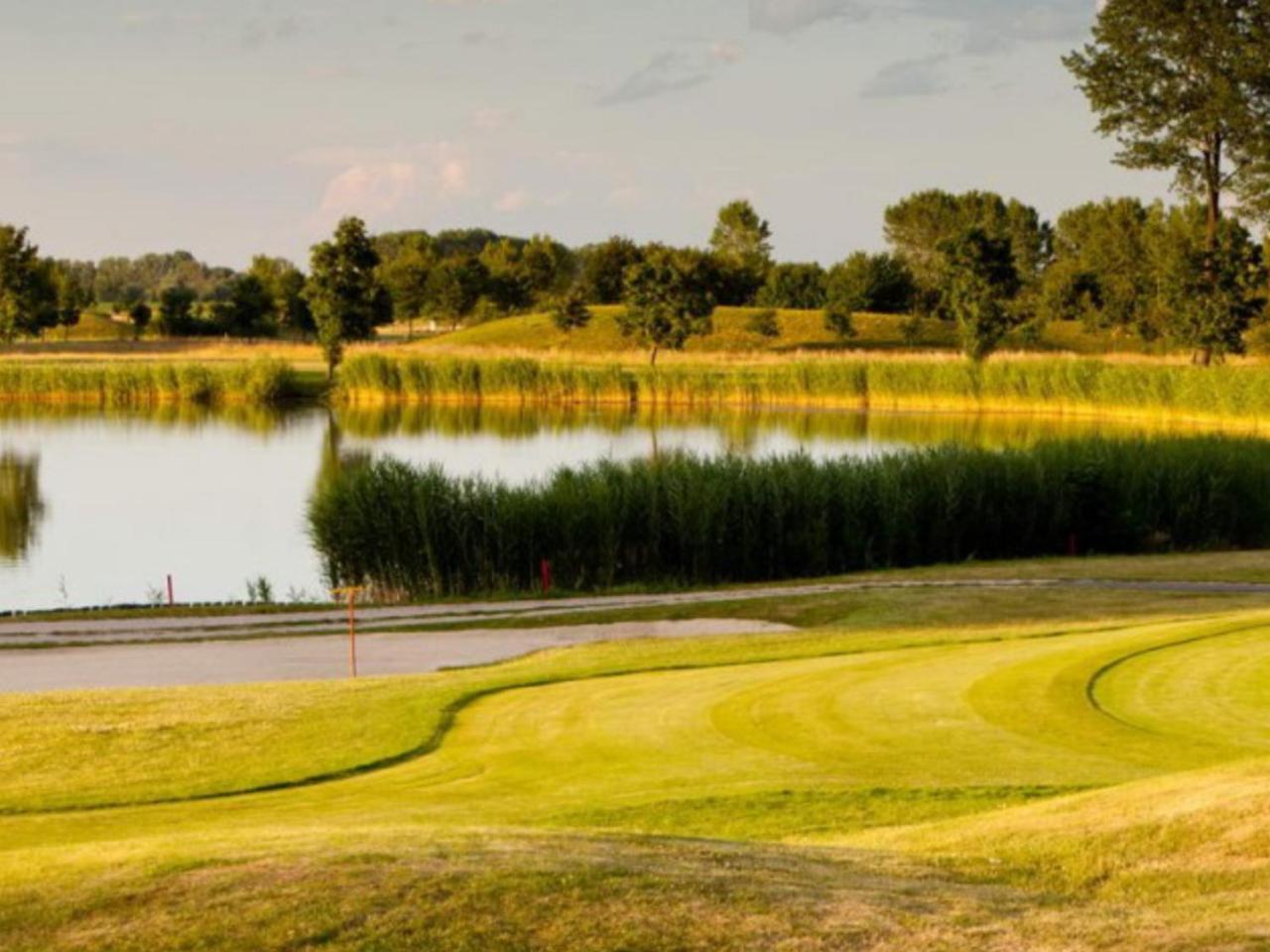 Apartman Golf Lux Bük Екстериор снимка